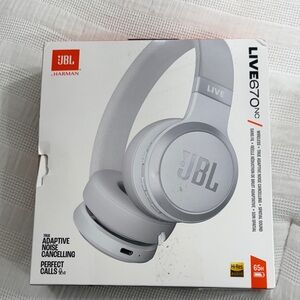 JBL Live 670NC white Wireless Headphones